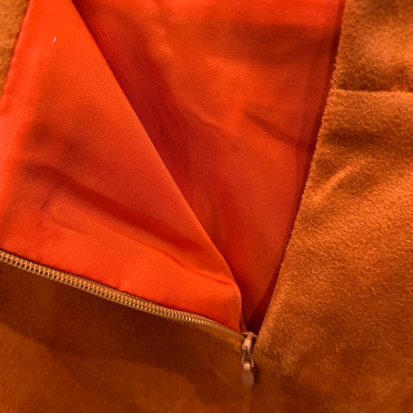 Alannah Hill lined size 8 skirt in rusty suede-look with appliqué flower detail - Picture 4 of 12